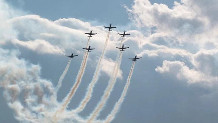 Υπερθέαμα στο Athens Flying Week – Τα βλέμματα στα Rafale (βίντεο)